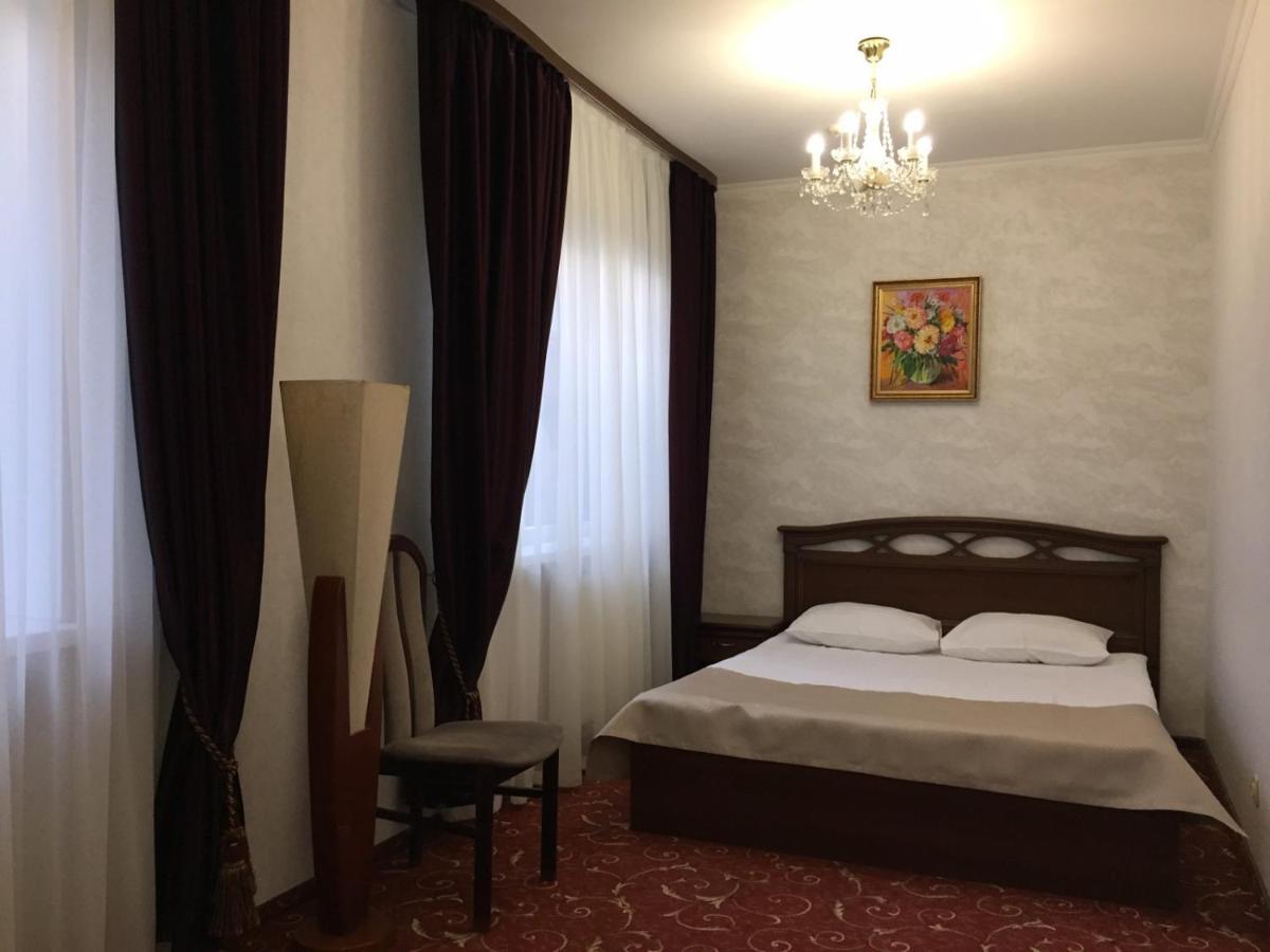Hotel-Restaurant Lyube Plus Khmelnytskyi Exterior photo