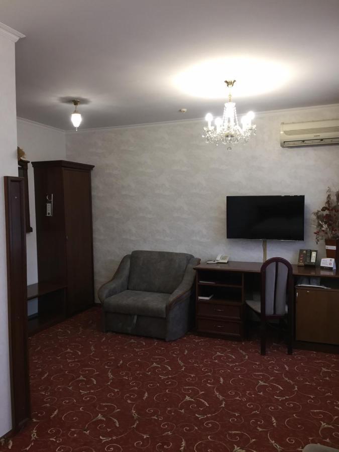 Hotel-Restaurant Lyube Plus Khmelnytskyi Exterior photo