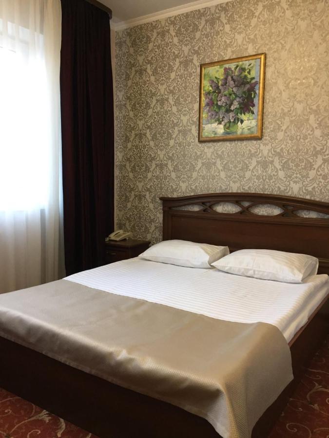 Hotel-Restaurant Lyube Plus Khmelnytskyi Exterior photo