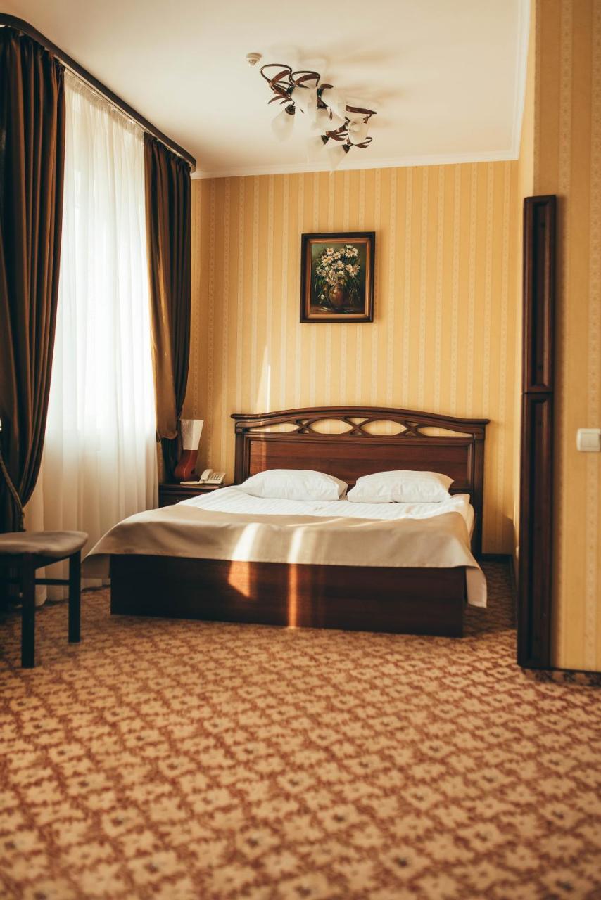 Hotel-Restaurant Lyube Plus Khmelnytskyi Exterior photo
