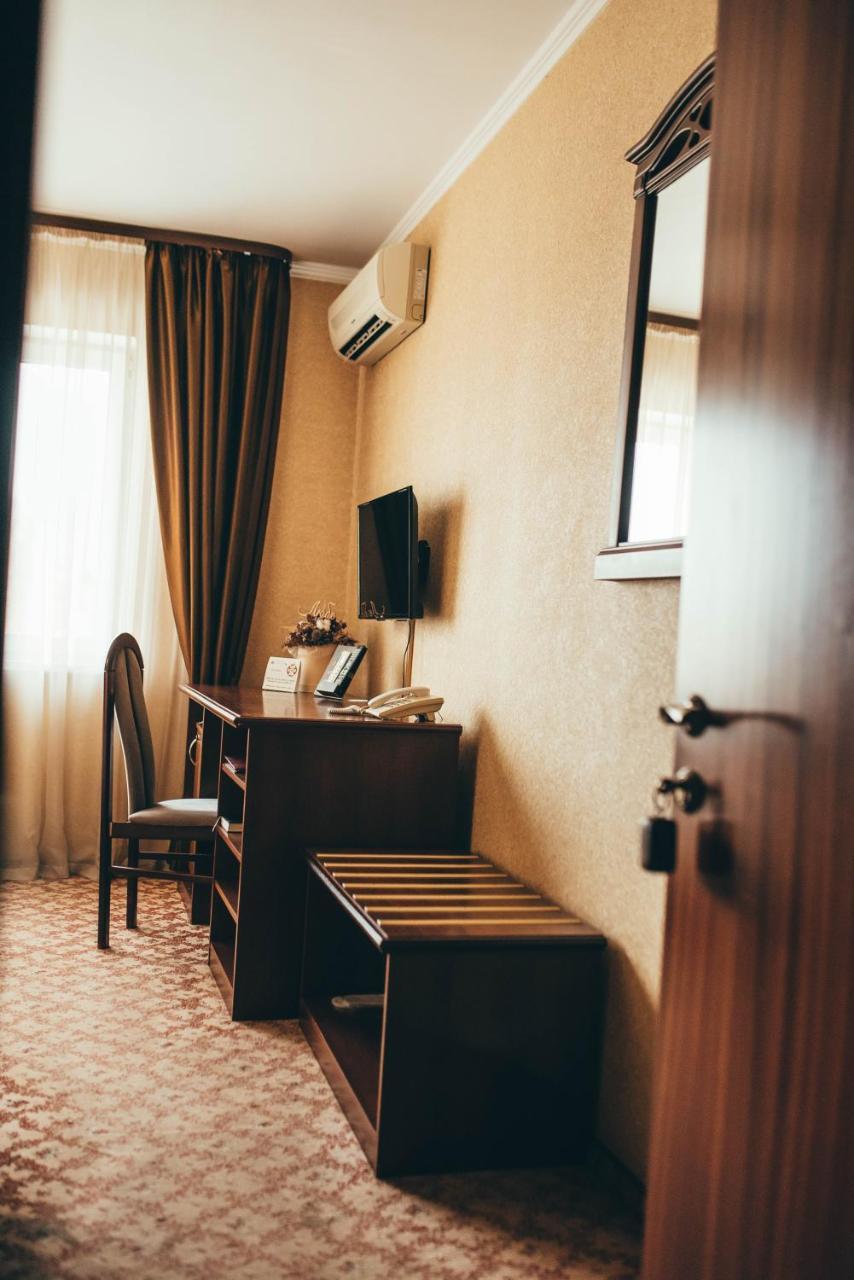 Hotel-Restaurant Lyube Plus Khmelnytskyi Exterior photo